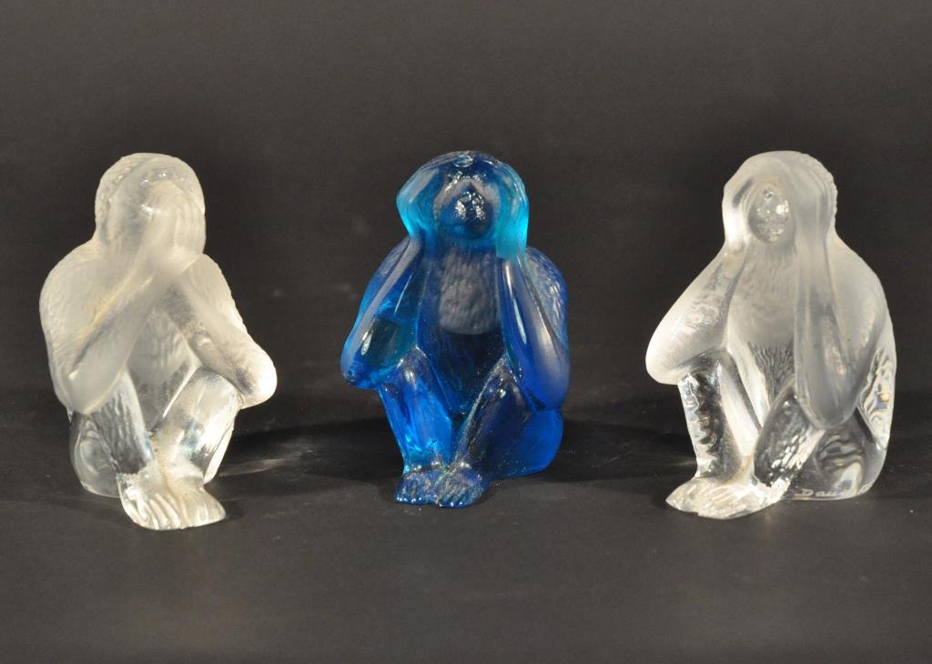 DAUM FRANCE MONKEYS HEAR NO SPEAK NO SEE NO EVIL: Dimensions: H 3.5" X W 2.5" X D 2.5"Condition: chip to head of blue piece, other is good