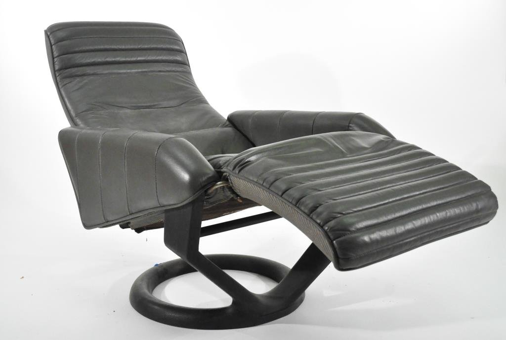 STEEN OSTERGAARD BRAMIN RECLINING LEATHER SEAT: Dimensions: H 37.5" X W 27.5" X D 31"Condition: Good, light wear to arms.