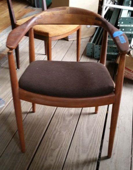 MID-CENTURY SIDE CHAIR MANNER OF HANS WEGNER: Dimensions: H 29.75" x W 25" x D 21"Condition: as isONSITE WAREHOUSE AUCTION, ITEMS MUST BE PICKED UP WITHIN 7 DAYS AFTER THE AUCTION, ALL ITEMS LEFT PAST THAT DAY WILL BE ABANDONED
