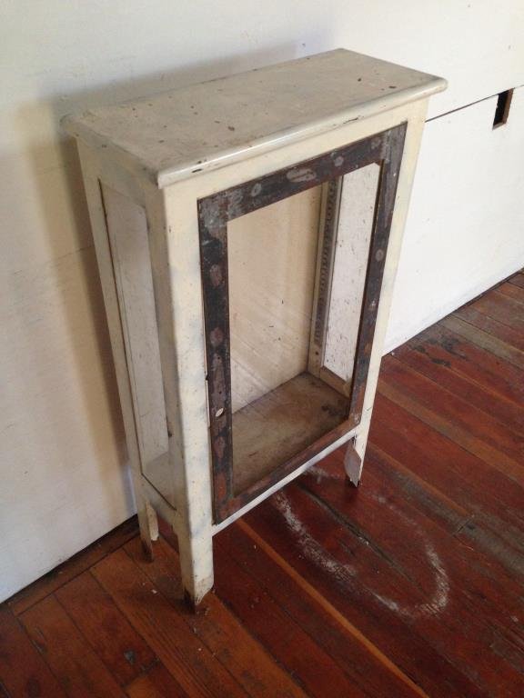 MEDICAL CABINET: Dimensions: H 39" x W 21.5" x D 9"Condition: as isONSITE WAREHOUSE AUCTION, ITEMS MUST BE PICKED UP WITHIN 7 DAYS AFTER THE AUCTION, ALL ITEMS LEFT PAST THAT DAY WILL BE ABANDONED