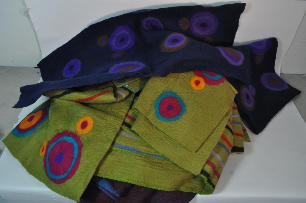 GROUPING OF VINTAGE FELT FABRIC SAMPLES THROWS: GROUPING OF VINTAGE FELT FABRIC SAMPLES THROWS