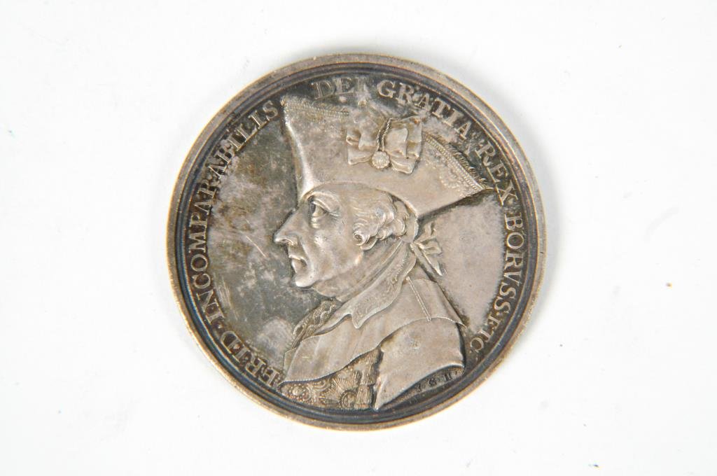 1786 FREDERICK THE GREAT MEDAL: FRID INCOMPARABILIS DEI GRATIA REX BORVSS ETC Bust of Frederick the Great, King of Prussia, to the left. The armafsnede I G H Verso: RESTABAT ALIUD NIHUL In the middle a small altar where incense urn 
