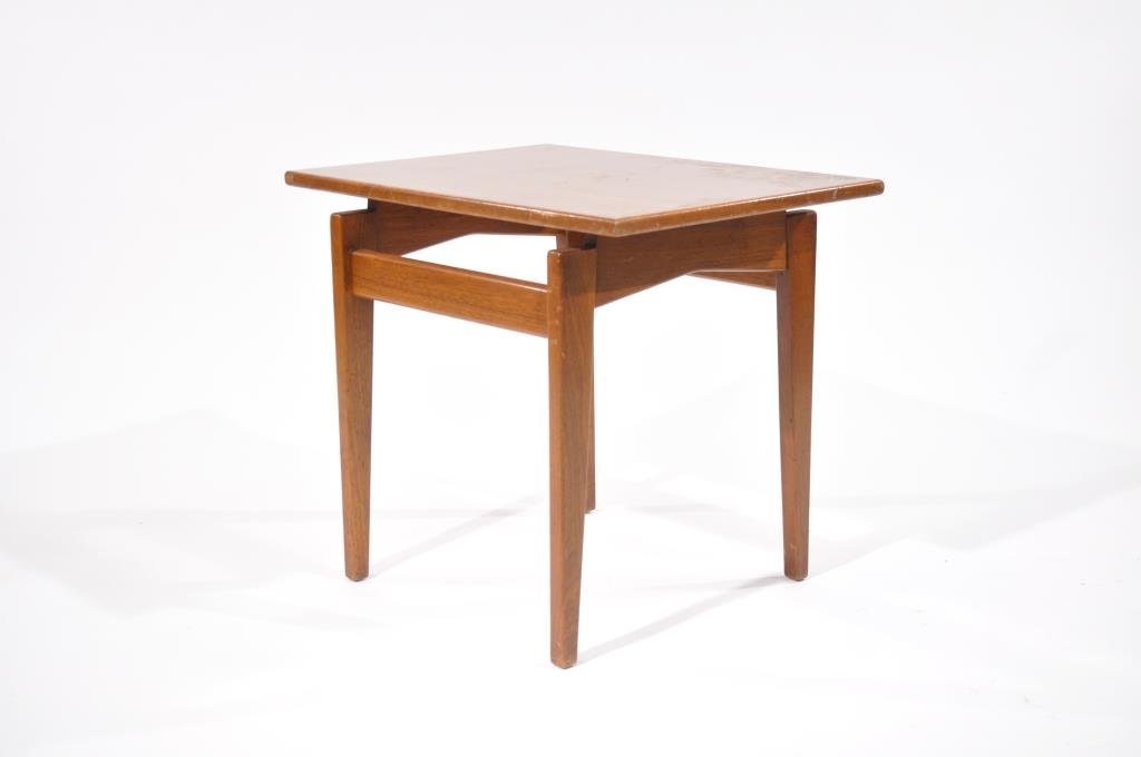 MID-CENTURY JENS RISOM SIDE TABLE: Laminate top with metal labelDimensions: H 21.5" x W 24" x D 18"Condition: Good, age appropriate wear.