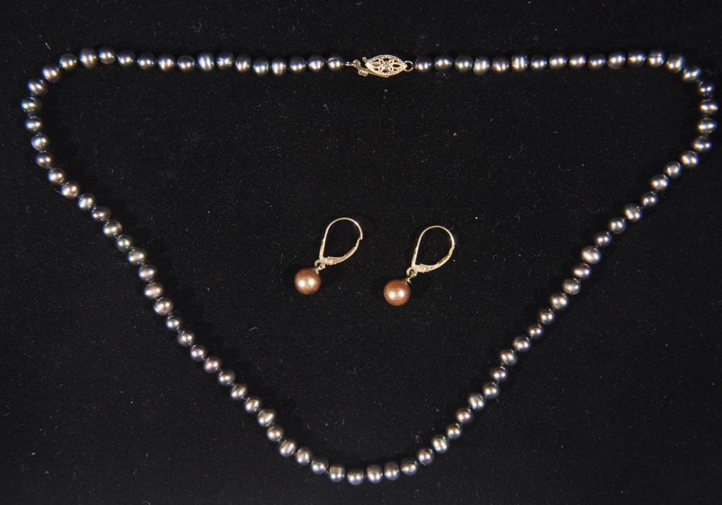 14K PEARL EARRINGS & NECKLACE: Tahitian pearls st in 14k gold. Dimensions: Necklace: L 18" Earrings: 1"Condition: Good, wearable