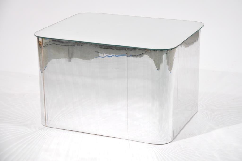 MIRRORED COFFEE TABLE: Dimensions: H 19.5" x W 30" x D 24"Condition: