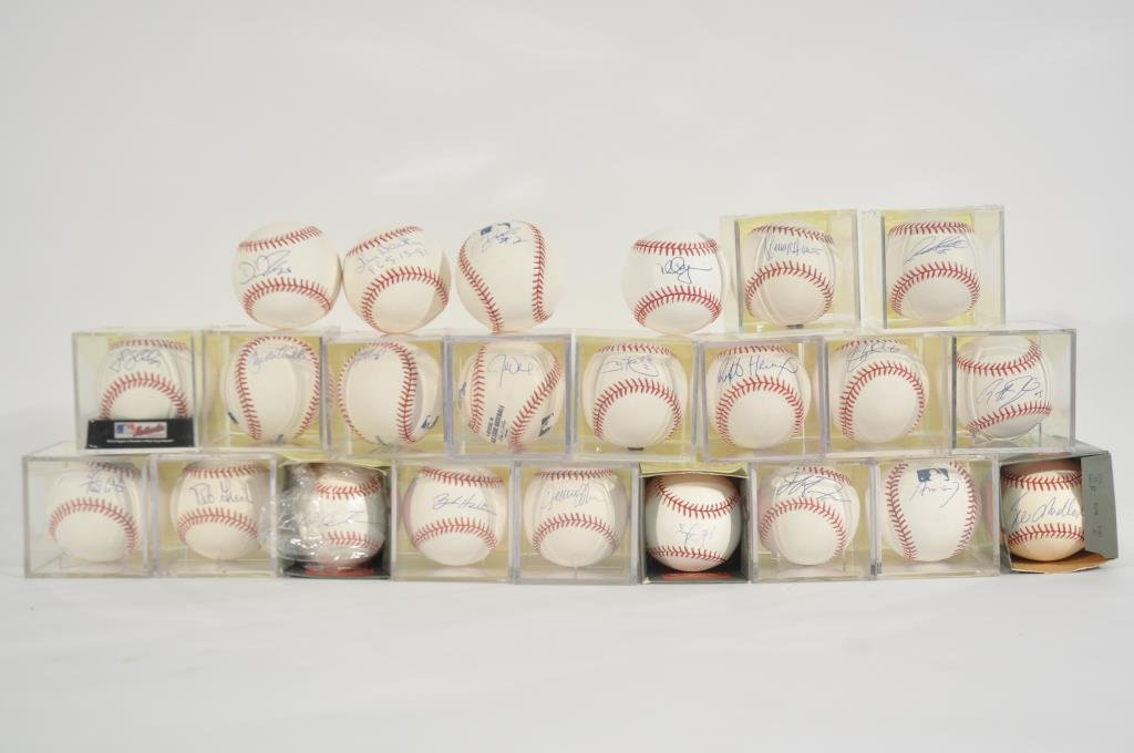 GROUP OF MLB SIGNED BASEBALLS 1: 23 balls, all with signatures in penCondition: good