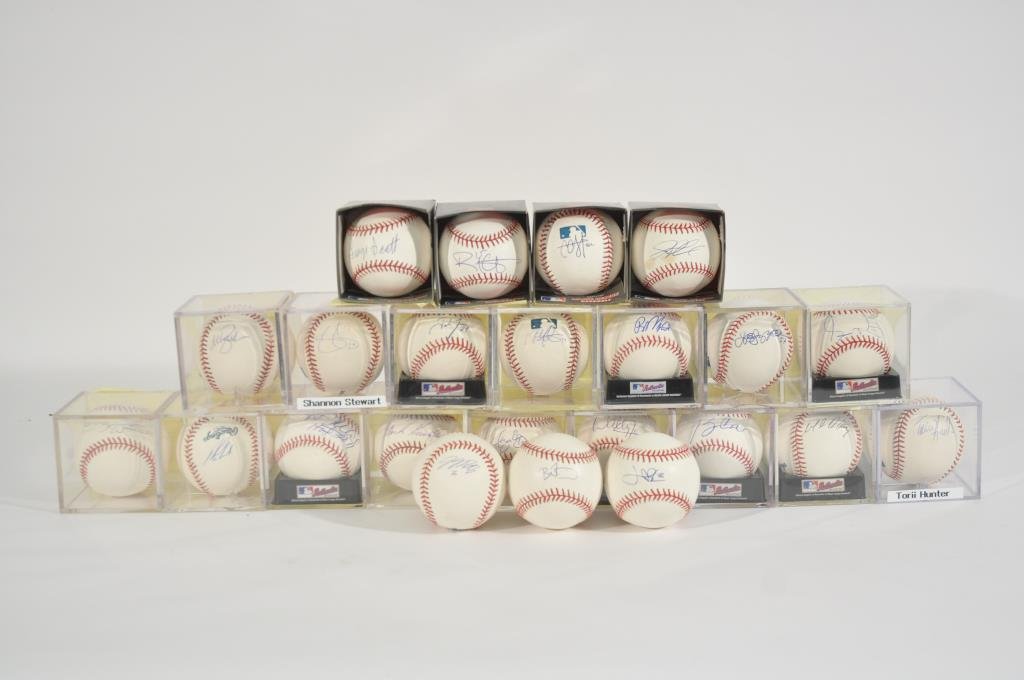 GROUP OF MLB SIGNED BASEBALLS 2: 23 balls, all signed in penCondition: very good