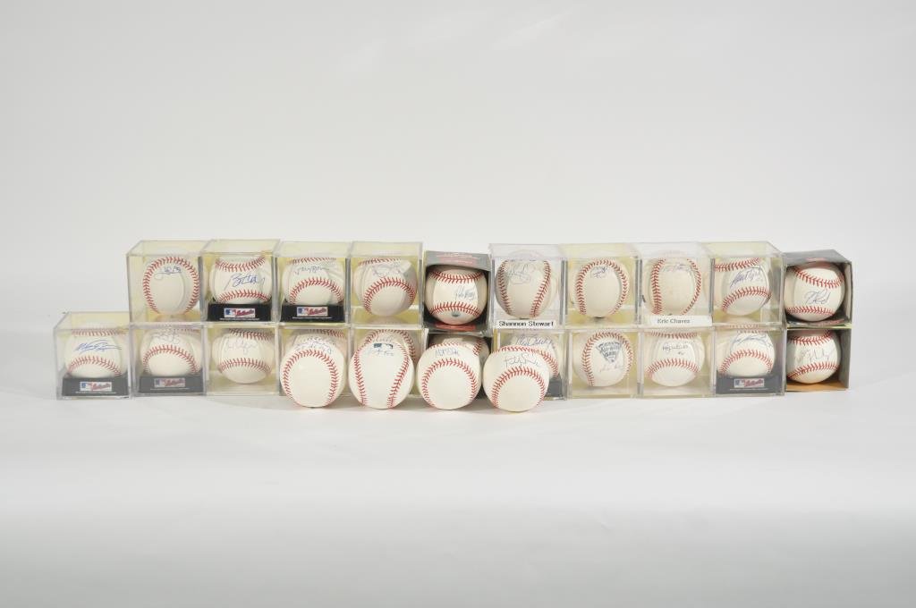 GROUP OF MLB SIGNED BASEBALLS 3: 25 balls, signed in penCondition: very good