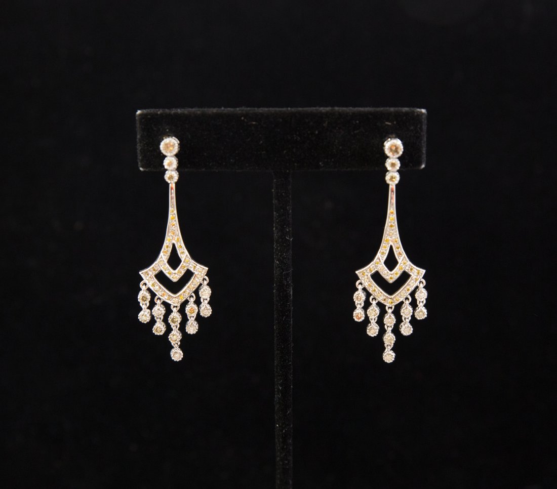 14K GOLD & DIAMOND CHANDLIER EARRINGS: APPROX 2.5 CARATS OF DIAMONDS. SET IN 14K WHITE GOLD.Weight 5.8 dwtMeasurment: H 2 1/8" x W 5/8"