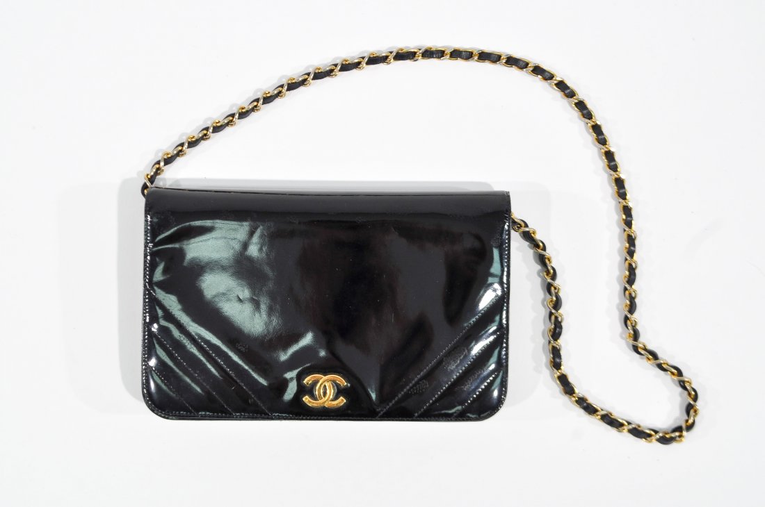 VINTAGE CHANEL PATENT LEATHER CC CLUTCH (1 of 8)