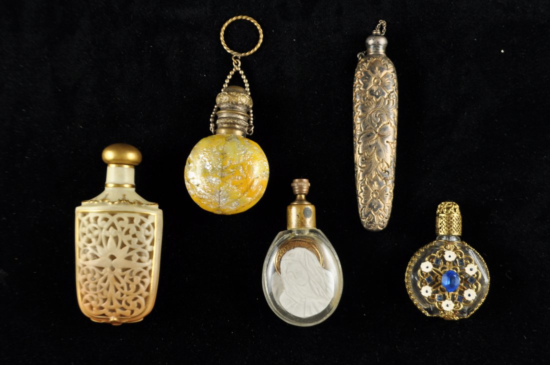 GROUPING OF SCENT BOTTLES/PERFUMES (1 of 8)