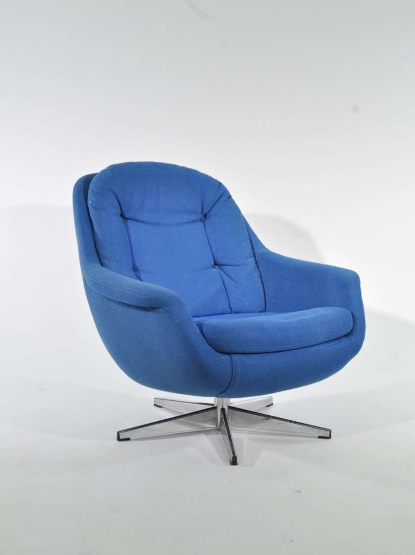 MID-CENTURY SELIG BLUE LOUNGE CHAIR: Dimensions: H 32" x W 35" x D 32" Condition: good, some wear to original upholstery