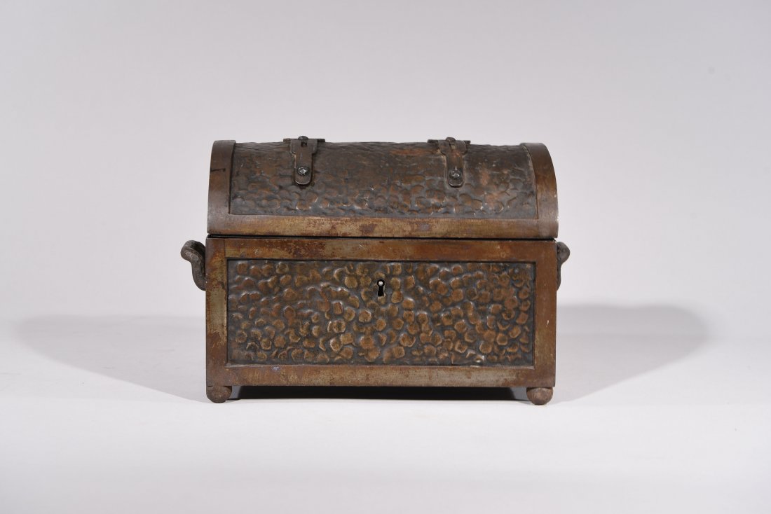 ARTS & CRAFTS HAMMERED IRON CHEST (1 of 8)