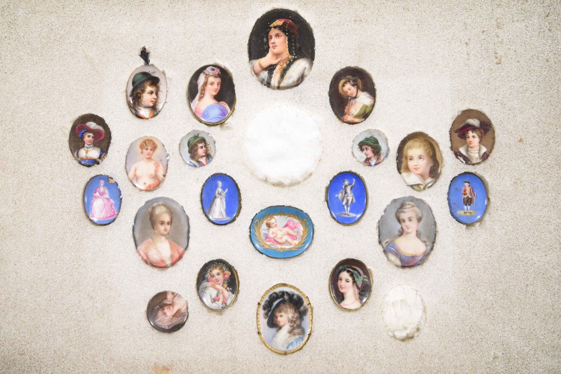GROUPING OF KPM PORTRAIT PLAQUES: Mark to back. Dimensions: 2.75" (Diameter) Condition: Good. Needs to be cleaned.