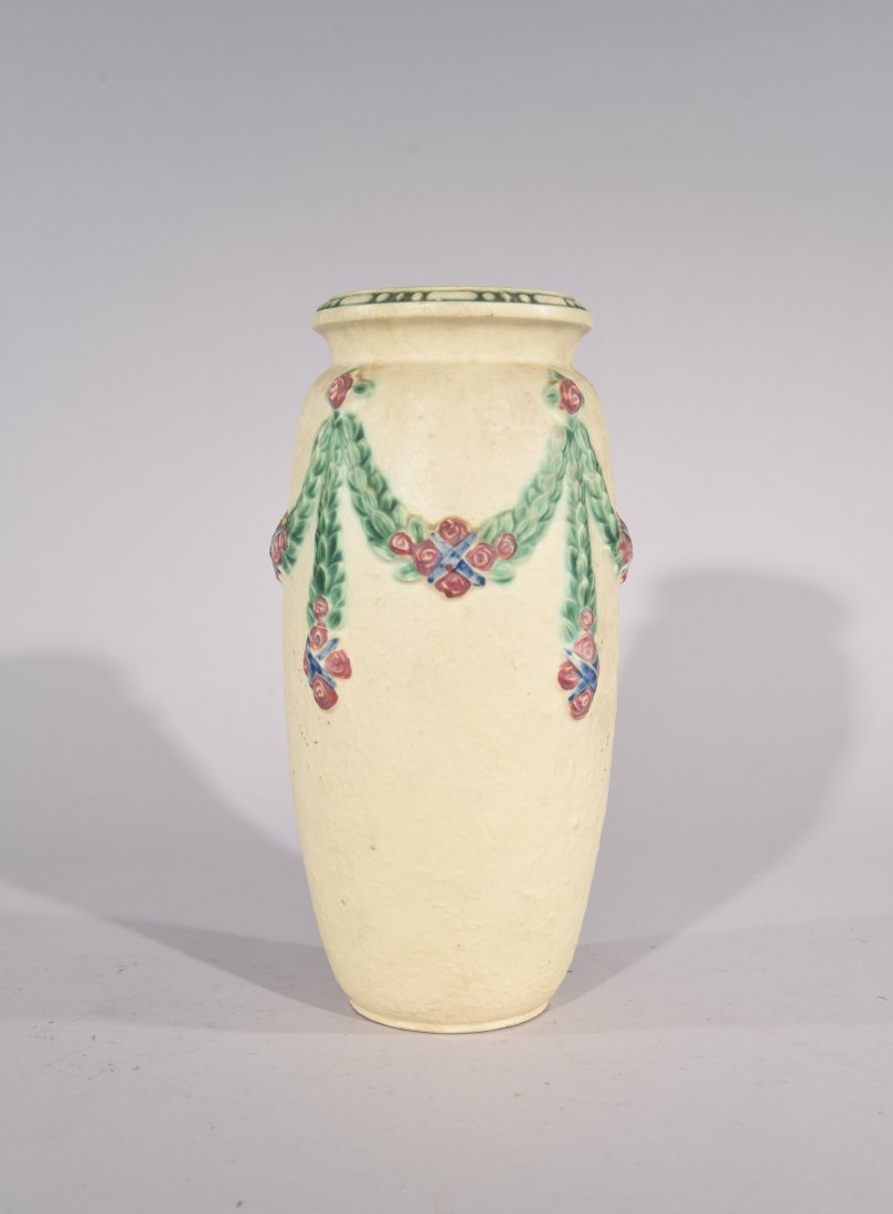 ROSEVILLE LA ROSE PATTERN VASE C.1924 (1 of 7)