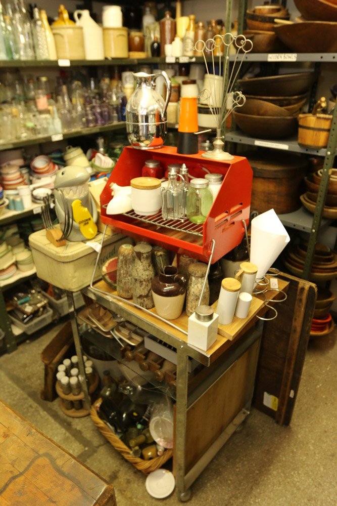 Grouping of Misc kitchen items. (1 of 6)