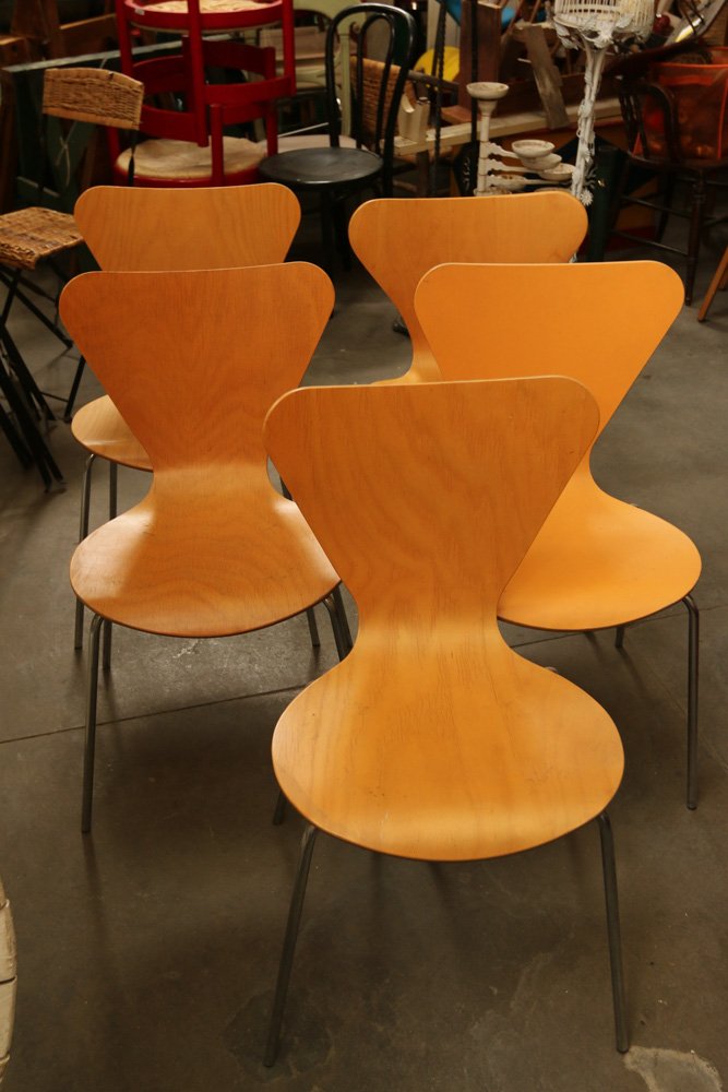 Set of (5) Arne Jacobsen butterfly chairs: chairs. Dimensions: H 30" x W 18" x D 19"