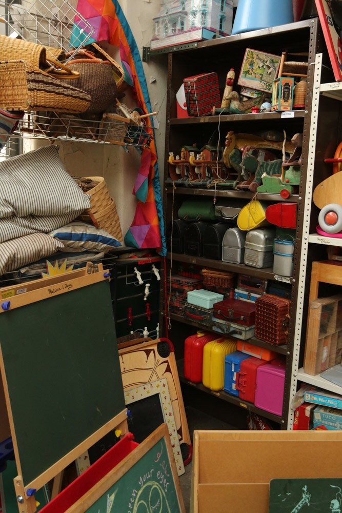Shelf unit incl vintage lunchbox's, black boards, (1 of 10)