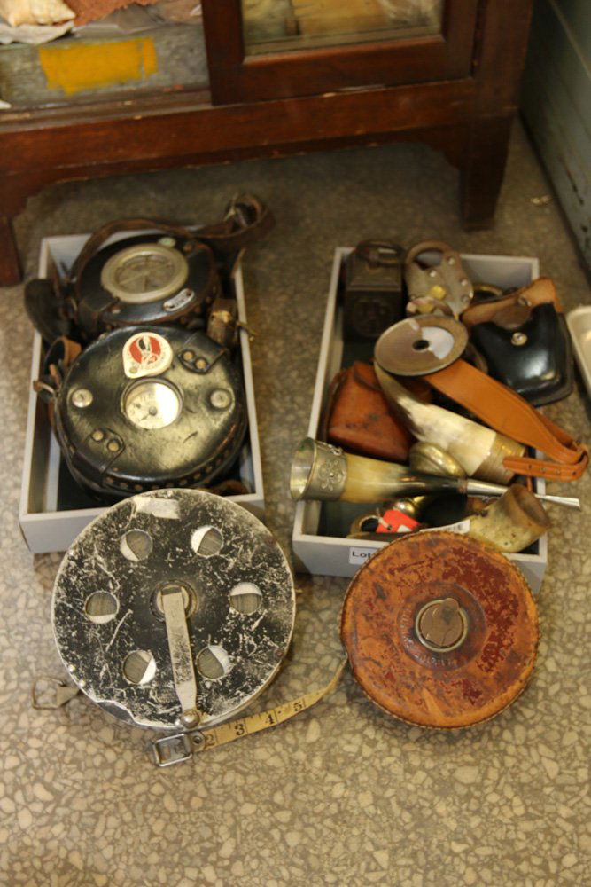 Grouping incl locks, handcuffs, powder horns, (1 of 7)