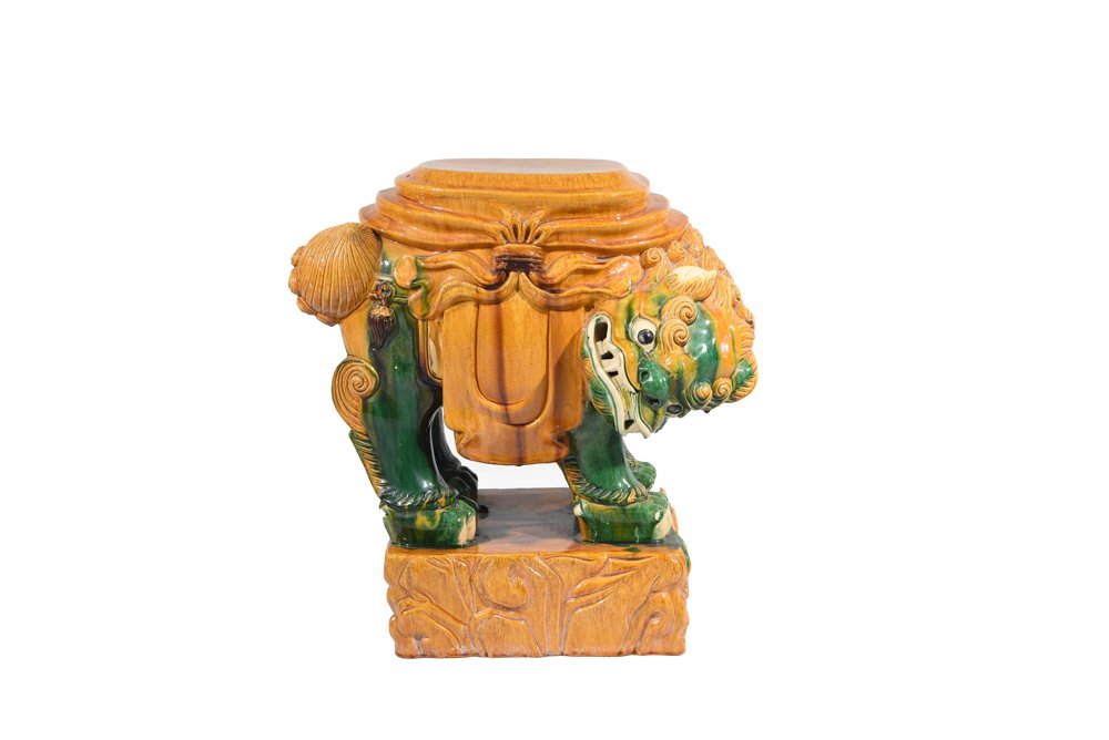 CERAMIC FOO DOG GARDEN SEAT: Dimensions: H 21" x W 21" x D 15" Condition: Few small chips