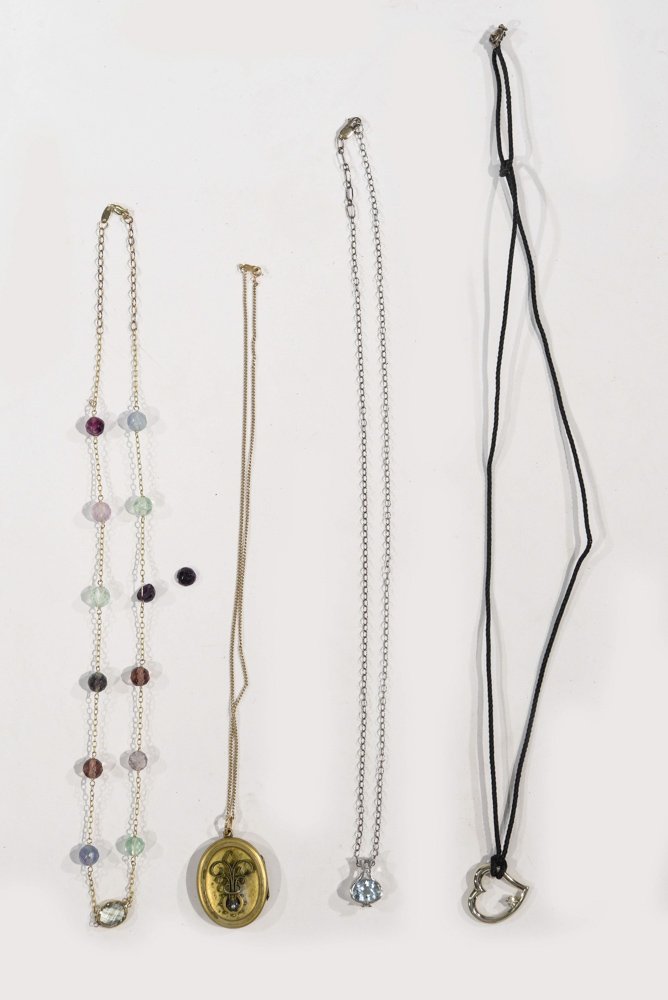 GROUPING OF GOLD JEWELRY (1 of 8)