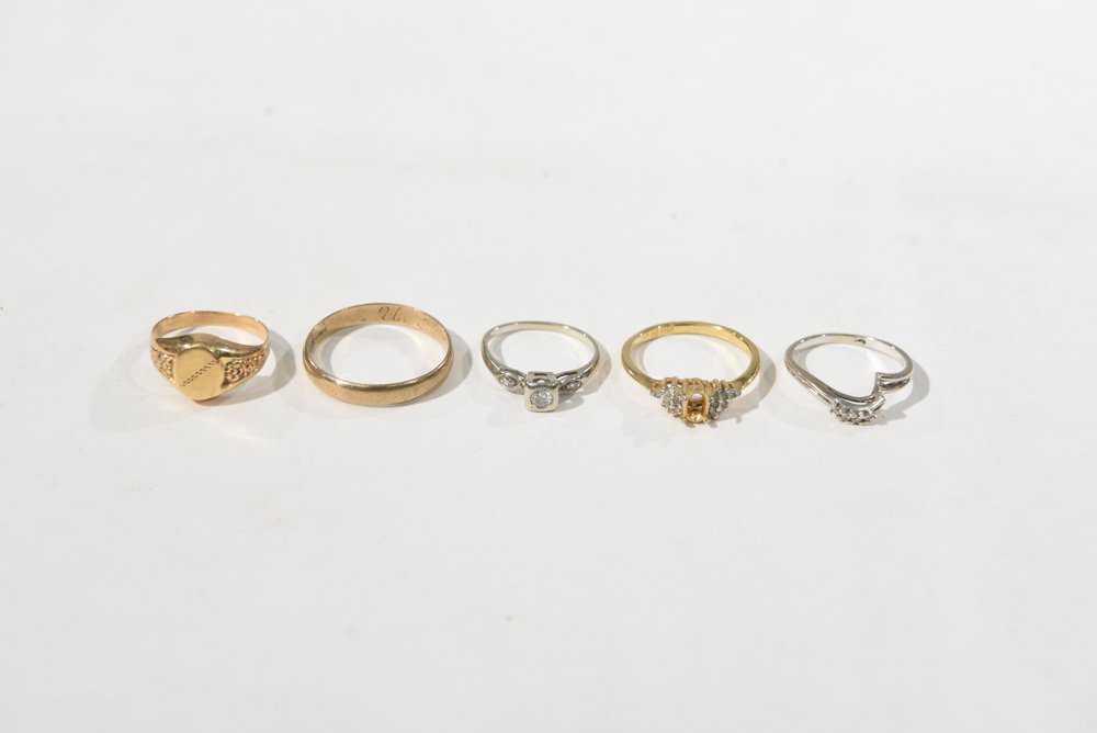 GROUPING OF GOLD RINGS (1 of 8)