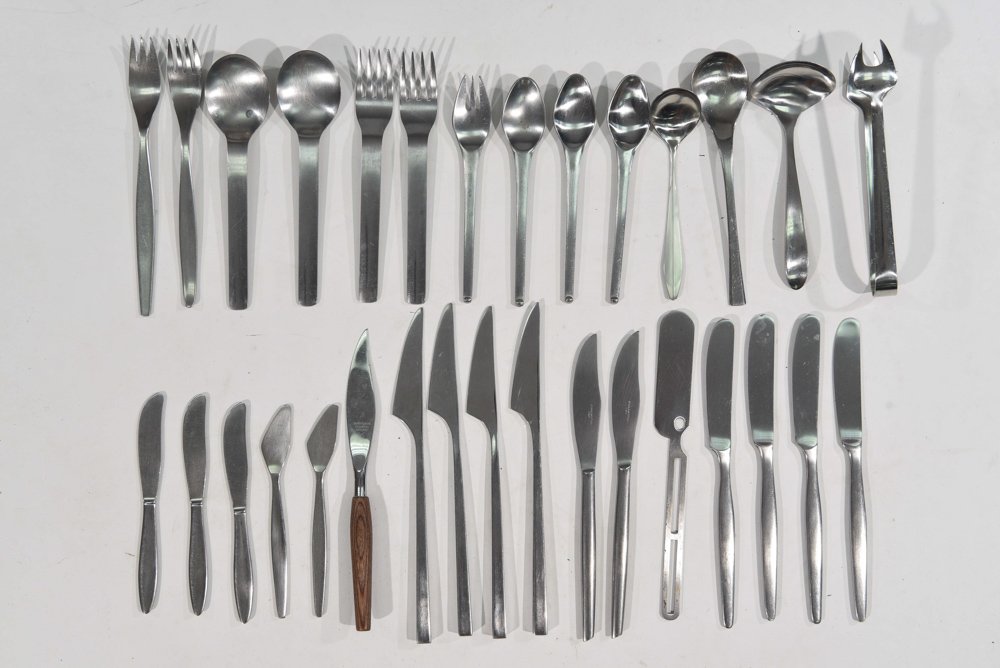 31 PIECE MISC. MID-CENTURY FLATWARE LOT (1 of 9)