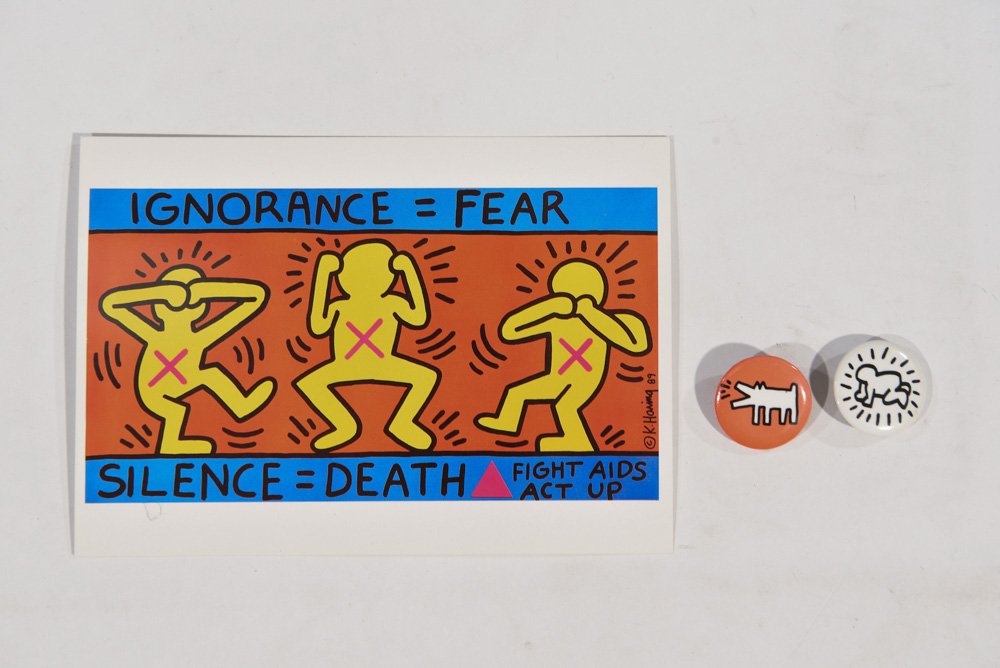 KEITH HARING LOT POST CARD & TWO BUTTONS 1989 (1 of 5)