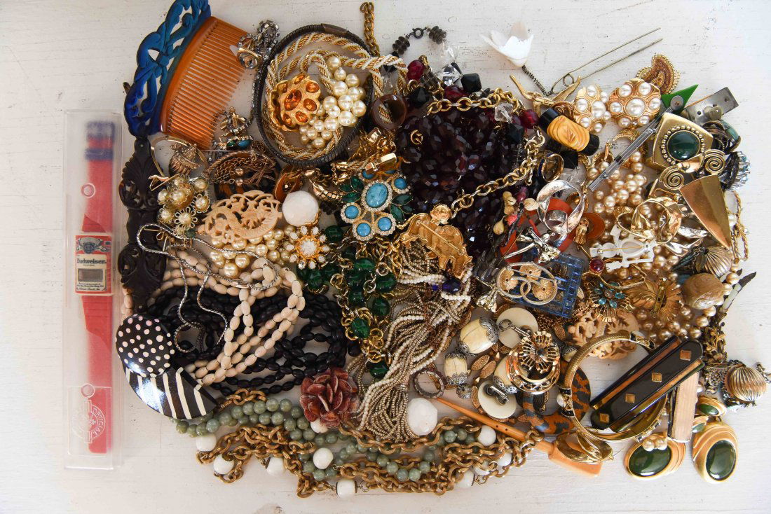 COSTUME JEWELRY GROUPING (1 of 8)