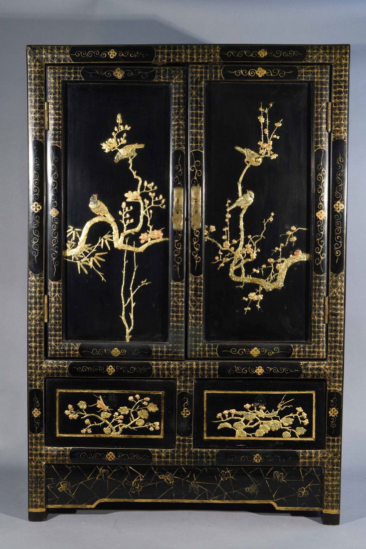 SMALL BLACK LACQUERED CHINESE