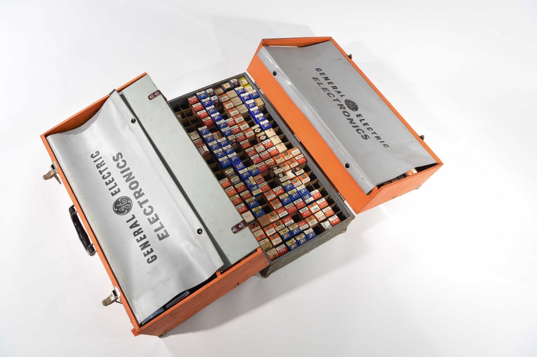 VACUUM TUBE COLLECTION IN GENERAL ELECTRIC CASE (1 of 7)