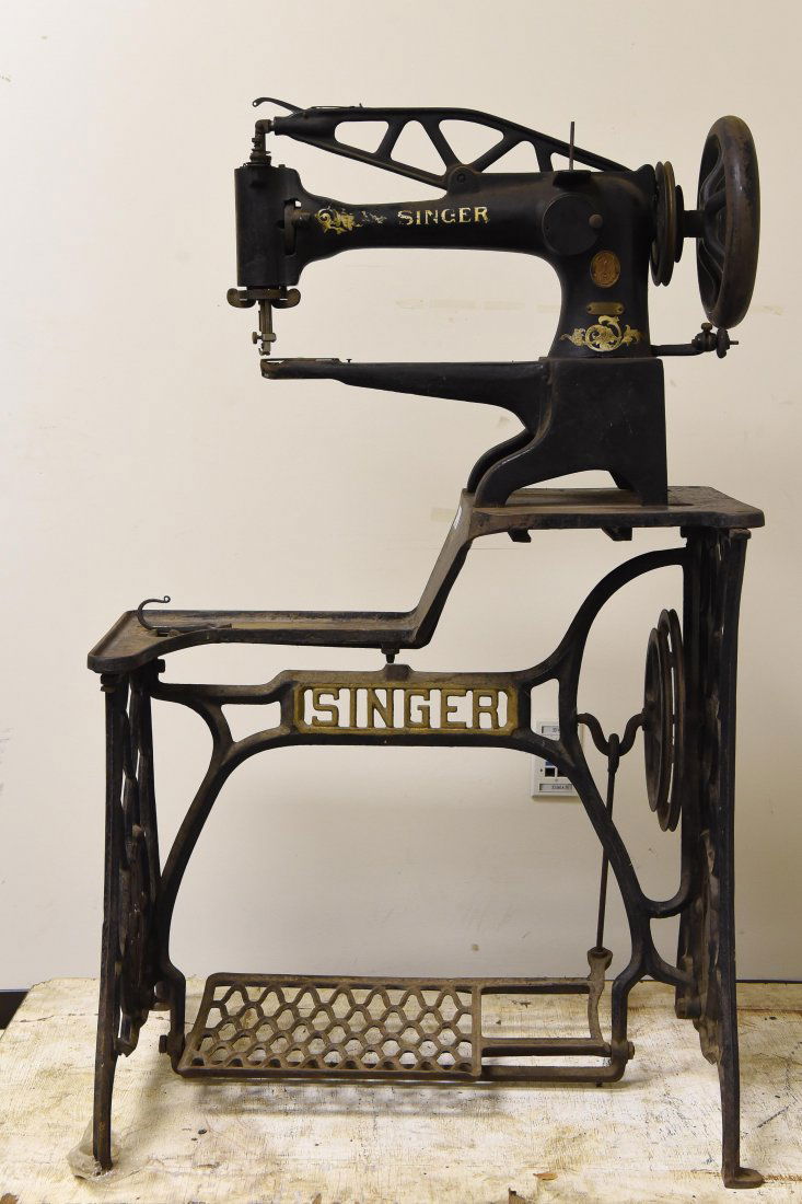 SINGER INDUSTRIAL SEWING MACHINE (1 of 8)