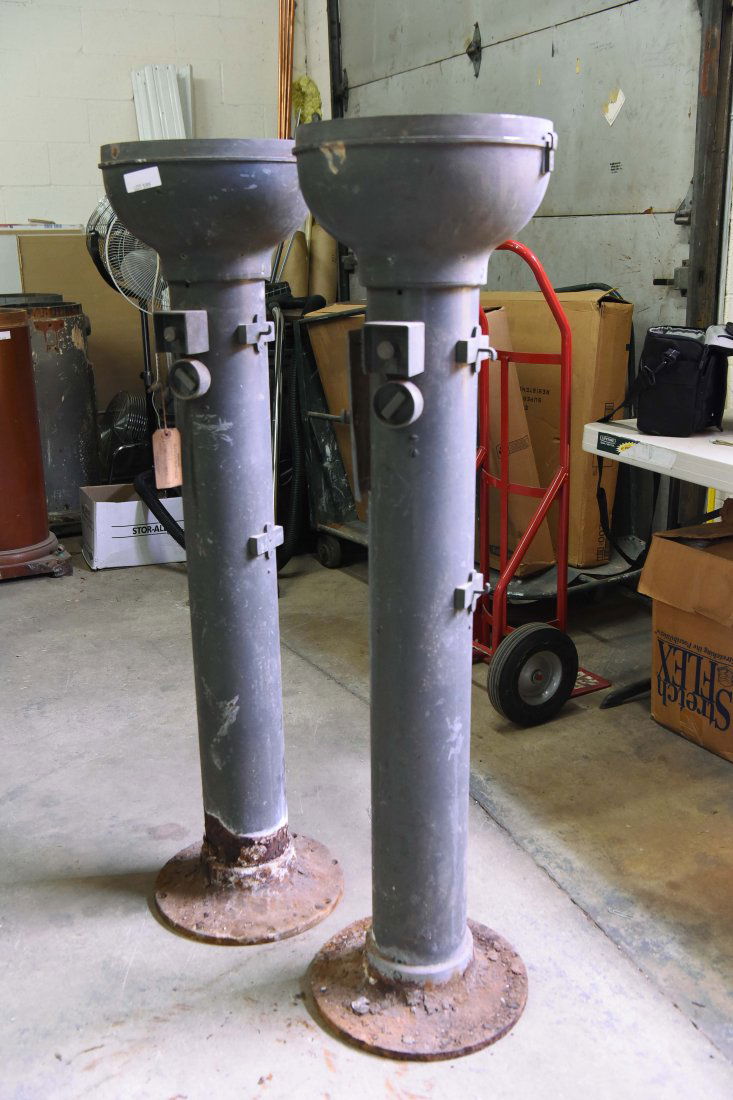 (2) LIONEL 1942 PELORUS STANDS (1 of 6)