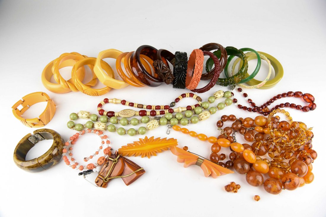 GROUPING OF BAKELITE BANGLES ETC (1 of 10)