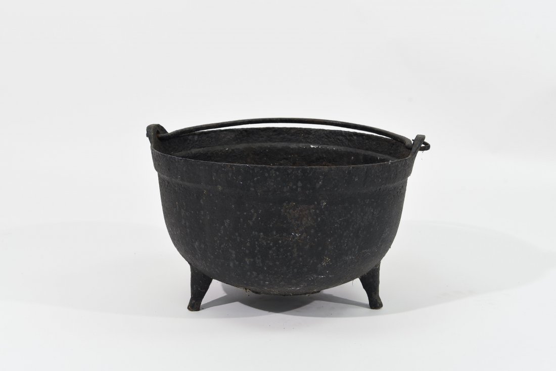 ANTIQUE CAST IRON CAULDRON POT (1 of 6)