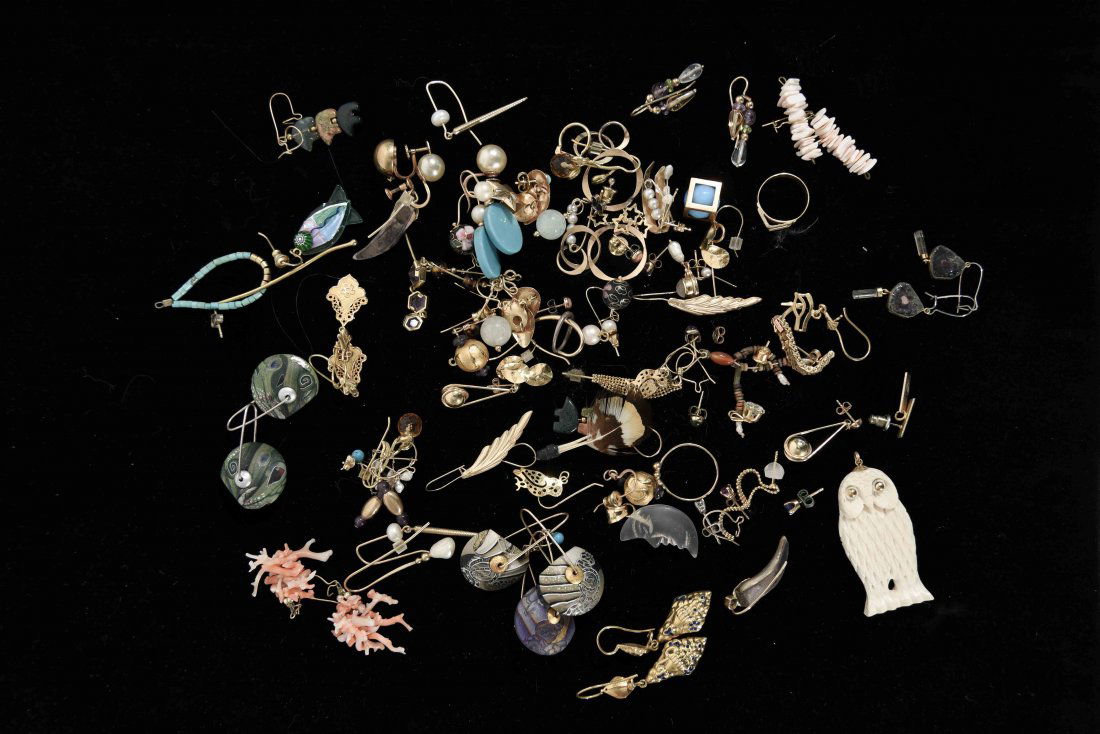 GROUPING OF GOLD AND STONE EARRINGS & PARTS (1 of 8)