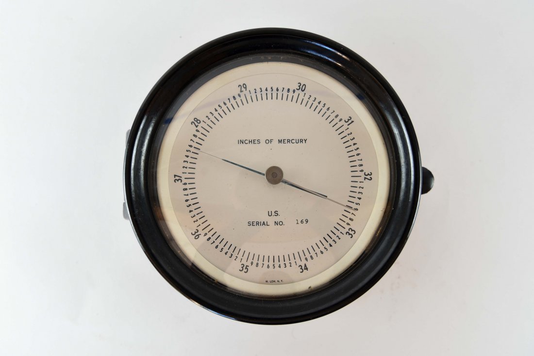 US SHIPS BAROMETER IN BAKELITE CASE (1 of 5)