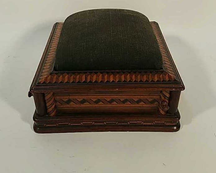 INLAID SEWING BOX: Dimensions: H 5.5" x W 9.5" x D 5.5" Condition: One door is broken off