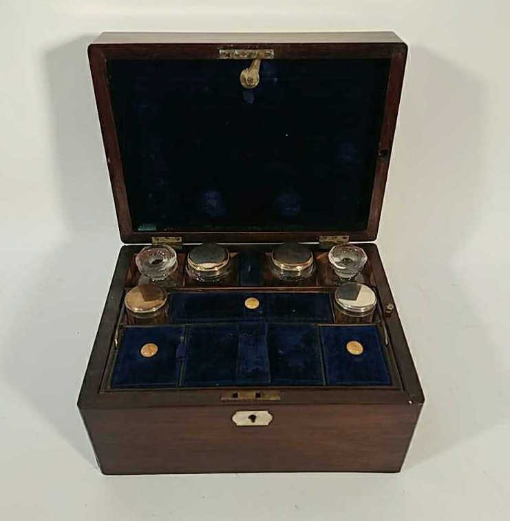 ANTIQUE TRAVELING VANITY SET: Dimensions: H 6.5" x W 11" x D 8" Condition: Splits to wood on top, some damage to edges, interior top is falling down, needs to be glued