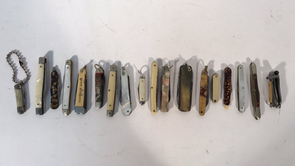 VINTAGE AND ANTIQUE MINIATURE FOLDING KNIVES: Knives and one nail clipper: including bone, horn, tortoise shell, mother of pearl, antler, celluloid etc. Dimensions: Largest: L 2.75" Condition: All vintage or antique and showing signs of age. Usab