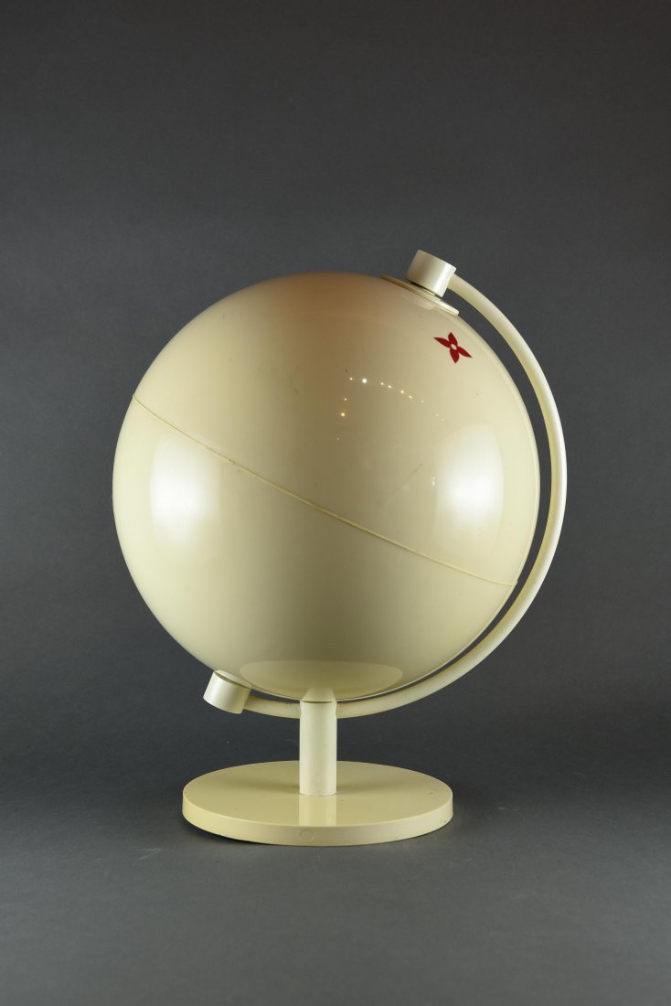 LOUIS VUITTON WHITE GLOBE FROM 5TH AVE. NYC (1 of 8)