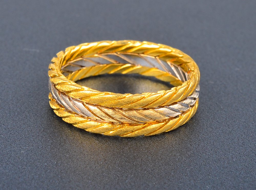 18k Buccellati two tone weave form band: 18k Buccellati two tone weave form band Signed: Buccellati Italy 750 Dimensions size 7 Gross weight: 2.9 dwt