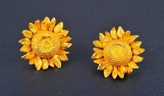 18K sunflower ear clips: 18K sunflower ear clips Dimensions 1 1/4" Gross weight: 17.3 dwt