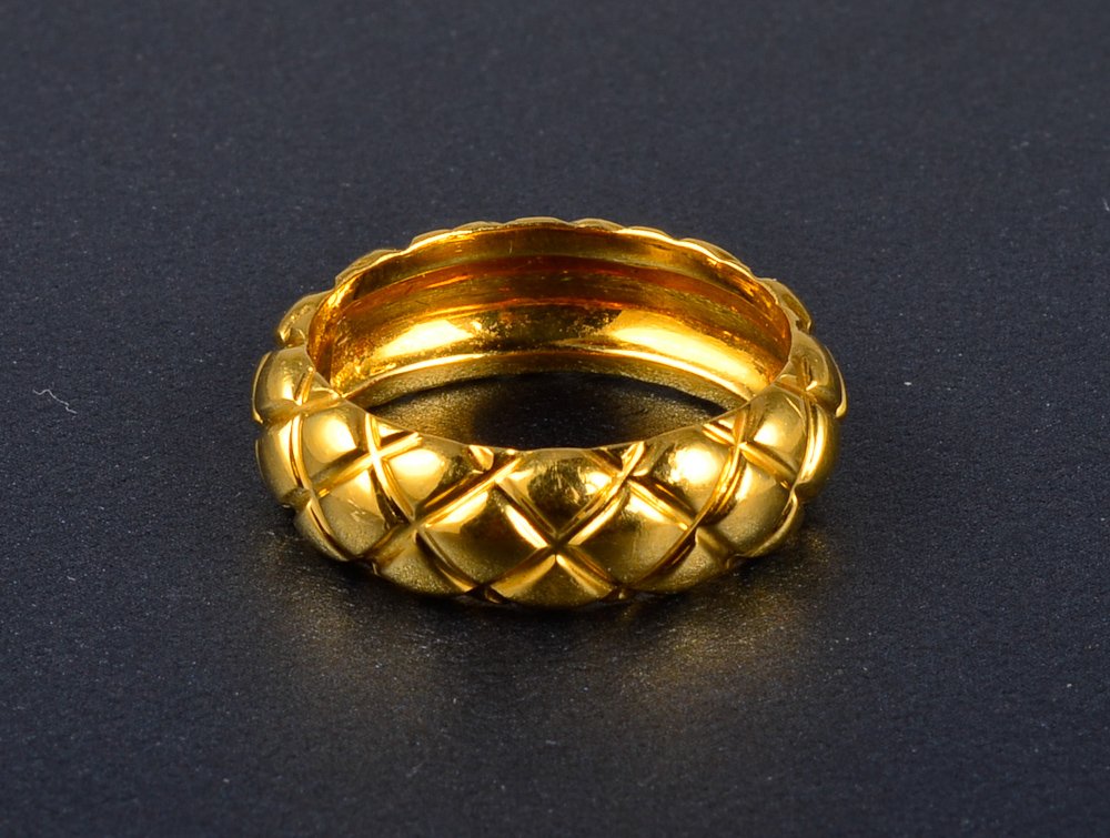 Tiffany & Co gold band: Tiffany & Co 18K gold band with criss cross design Gross weight: 4.4dwt Ring size: 6