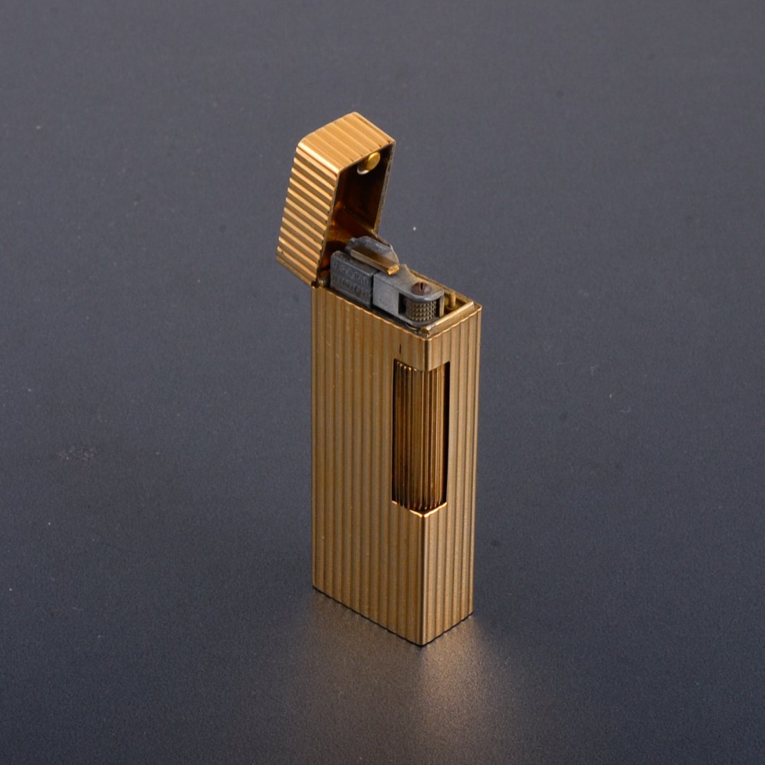 Dunhill 14K Lighter: Dunhill 14K yellow gold lighter Signed outer jacket 14K.gold dunhill U.S. Pat 2102108 Measures 1 in x 2 1/2 in x 1/2 in Weight 59 dwt