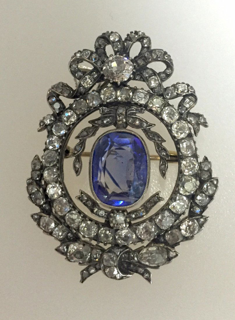 Antique Victorian Sapphire Diamond Brooch and Pandent.: Gorgeous Victorian Ceylon Sapphire diamond broach and pendent. Containing one large oval shape Sapphire (11X9)mm. Surrounding by 105 old mine diamonds of assorted size approx 6cts in total. Silver on