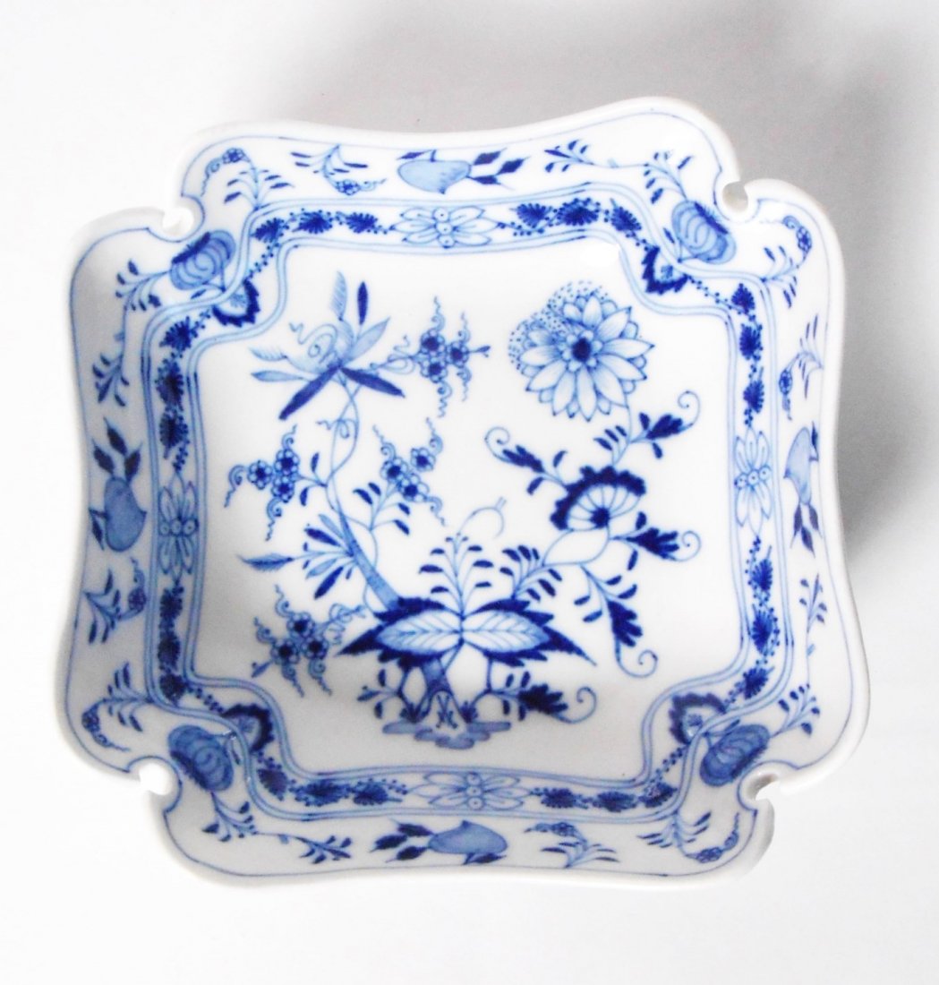 Meissen Porcelain Serving Bowl: Small serving bowl, Blue Onion pattern, by Meissen. Blue crossed swords underglaze mark. 6 inches. Very good condition.