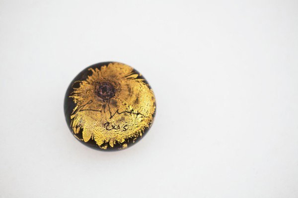 Luigi Benzoni Paperweight: Fine art glass paperweight, incised with male facial profile, by Luigi Benzoni. Signed and dated 2005. Diameter 2 1/4 inches. Very good condition.