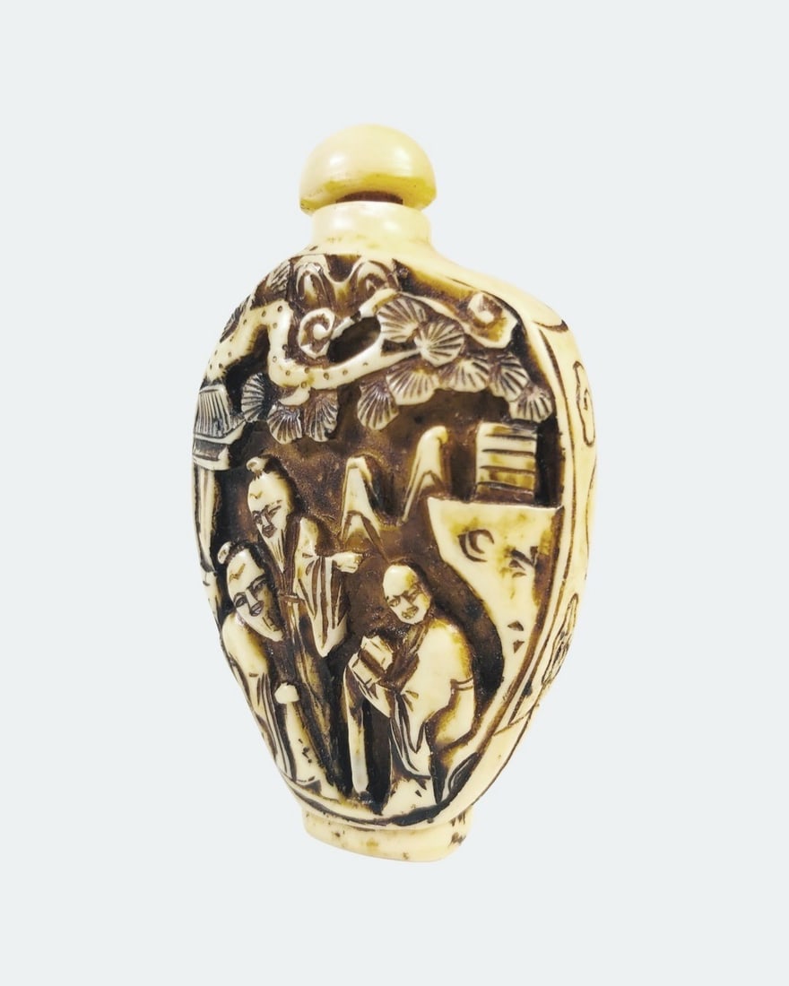 Chinese Carved Snuff Bottle: Chinese carved snuff bottle, Republic Period or earlier. H. 2 3/4 inches