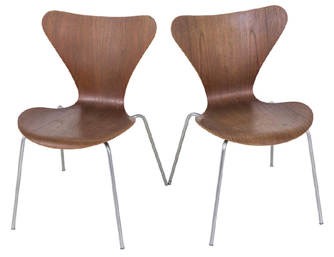 Arne Jacobsen Series 7 Chairs: Dining chairs, pair. Fritz Hansen. Denmark, 1970. Oak, chrome plated metal, enameled metal. 20W x 17D x 30H.